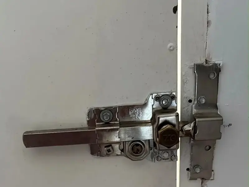 Cerrojo horizontal de refuerzo en una puerta blanca