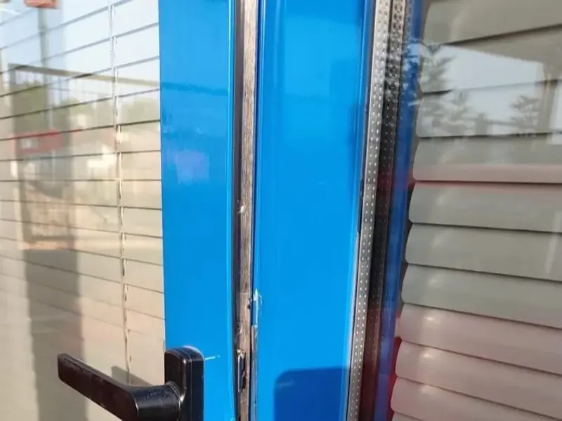 Cierre ajustado en una puerta de aluminio