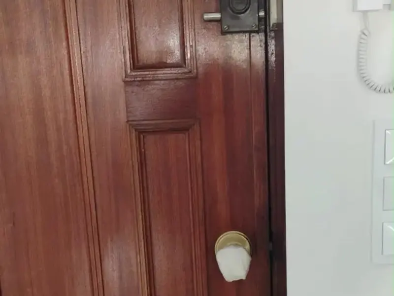 Doble cierre en una puerta de madera