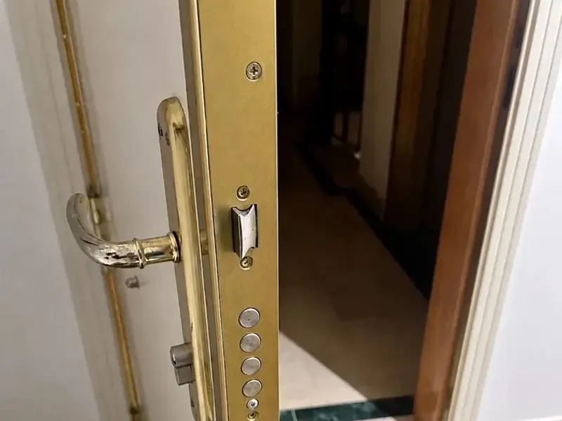 Cerradura multipunto de alta seguridad en una puerta de entrada