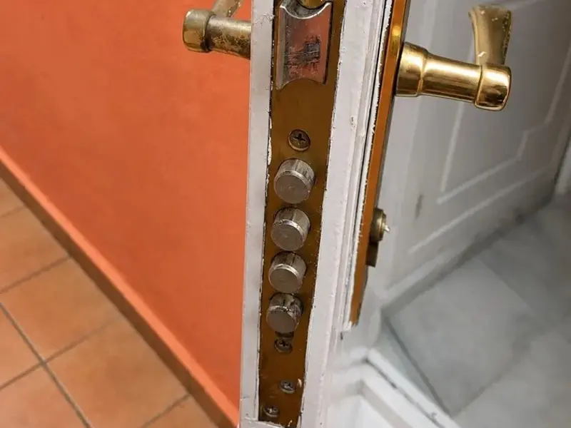 Cerradura multipunto de embutir con bulones